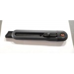 Нож технический 18мм пластик с выд.лезвием софт-тач сталь SK2 Home Series Black Deli